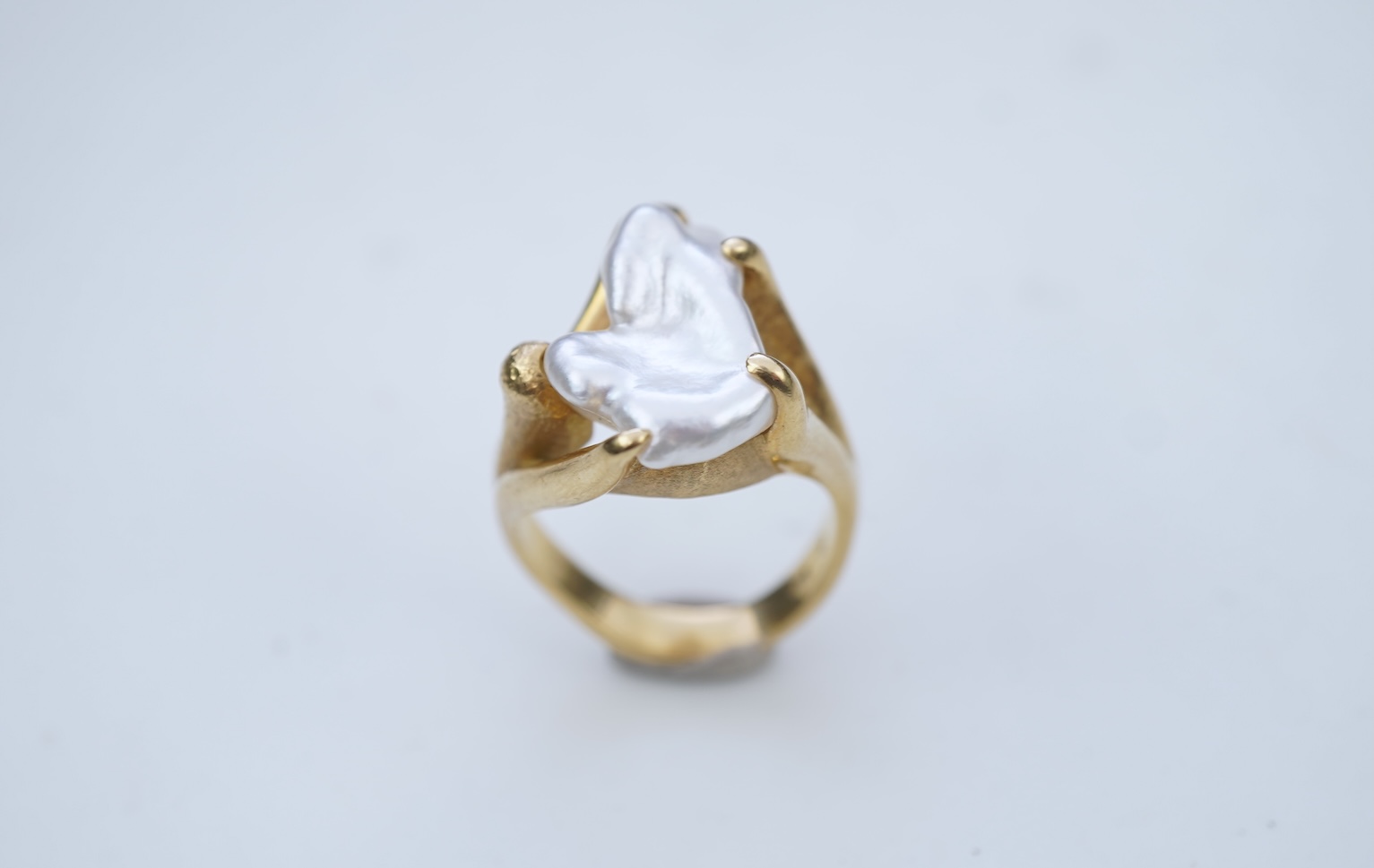 A gold and pearl ring